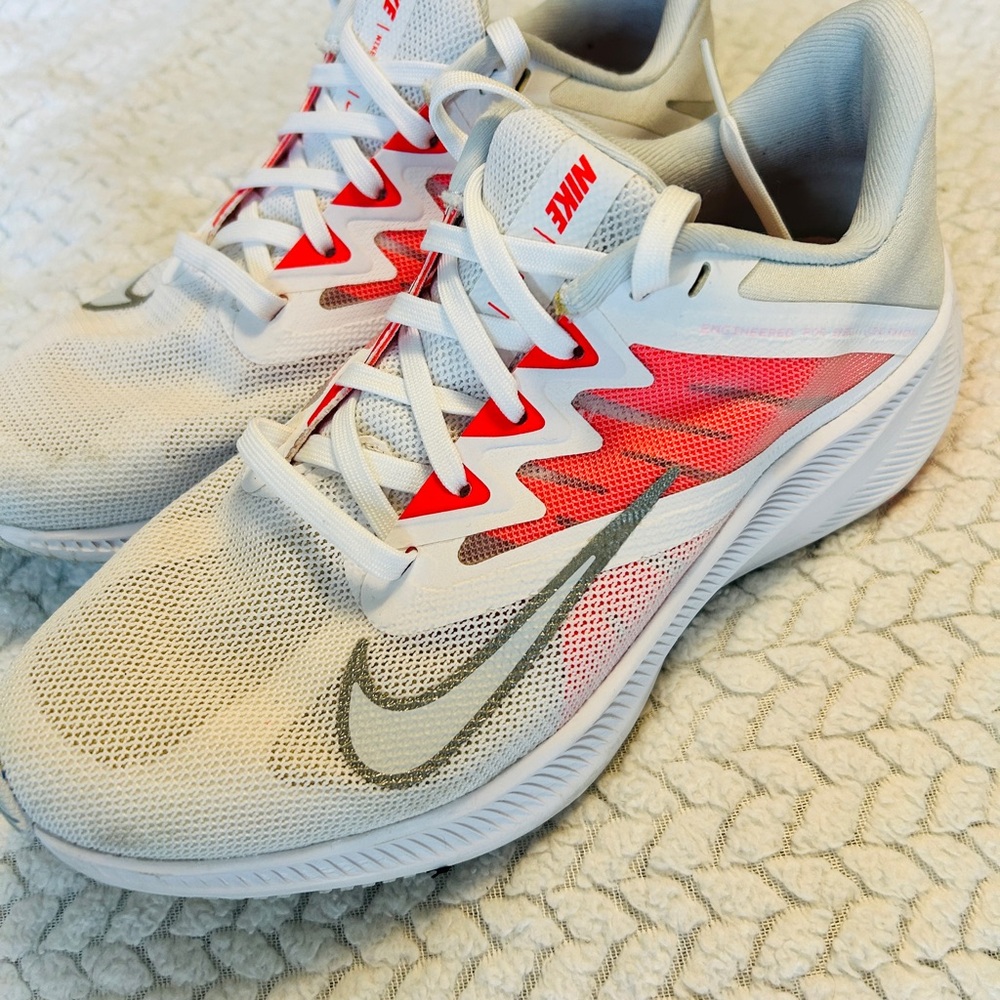 Women’s size 7  Nike Quest 3